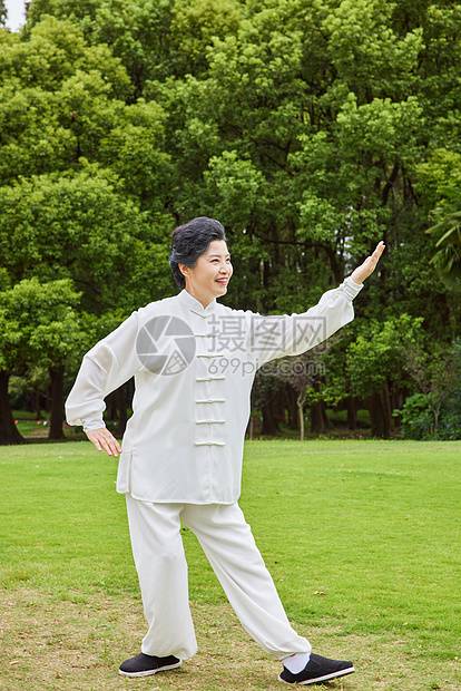 在公园打太极的老年女性图片