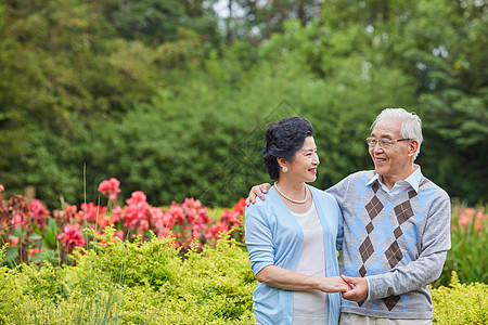 恩爱老年金婚夫妻在公园形象图片