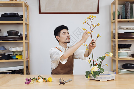 男性花艺师工作室插花图片