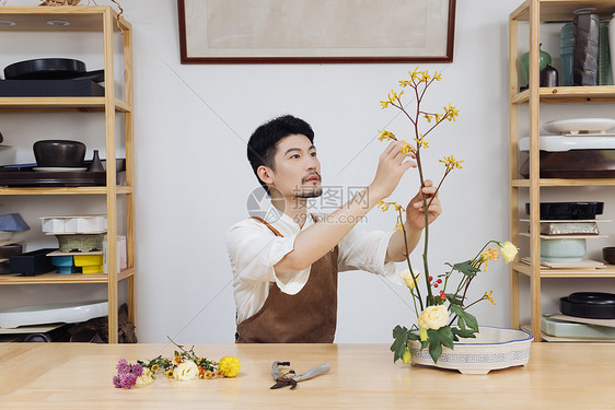 男性花艺师工作室插花图片