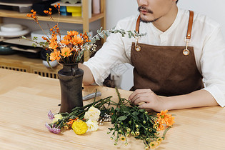 男性花艺师插花特写图片