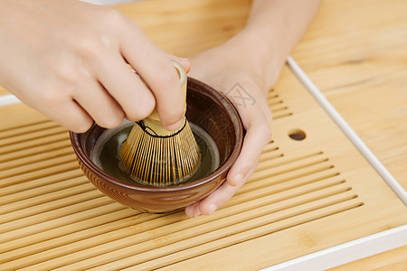 日本茶道日系男性手拿茶筅筛茶特写背景