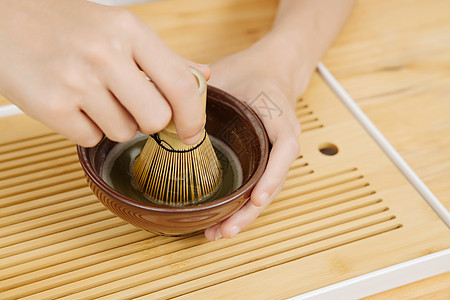 日系男性手拿茶筅筛茶特写图片