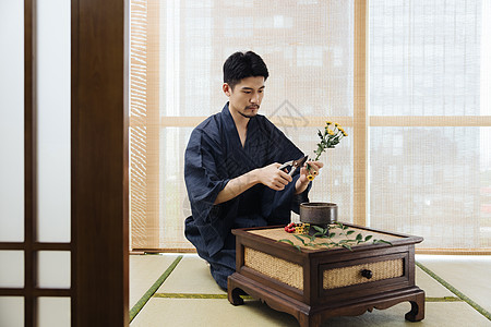 日系花艺师修剪花枝背景图片