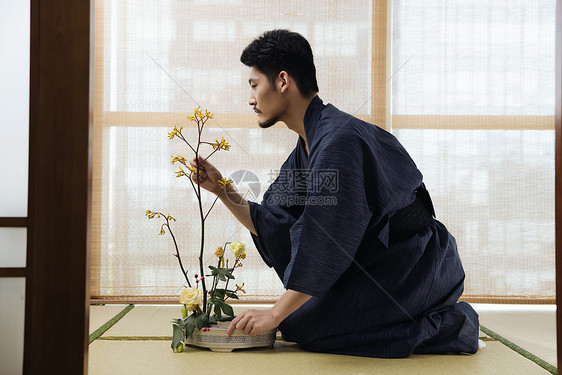 日系花艺师挑选花枝插花图片