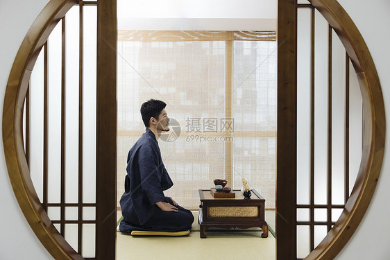 日式茶道茶艺师端坐侧身形象图片