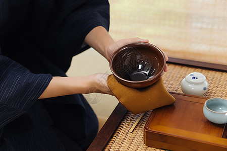 日式茶艺茶艺师使用茶巾擦拭茶碗细节背景