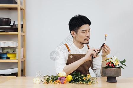 挑选花枝插花的男花艺师图片