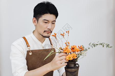 青年男性花艺师工作室插花图片