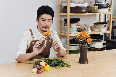 青年男性花艺师工作室插花图片