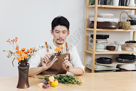 青年男性花艺师工作室插花图片