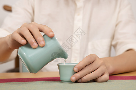 男性茶艺师沏茶特写图片