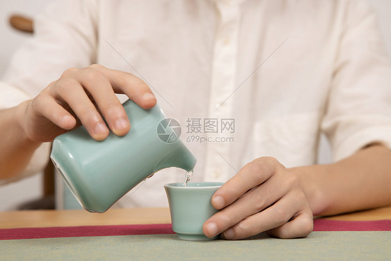 男性茶艺师沏茶特写图片