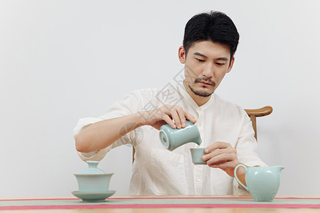 茶道茶艺男青年倒茶图片