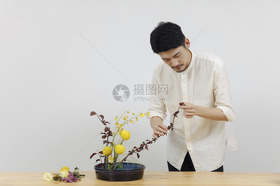 男青年插花调整花枝图片