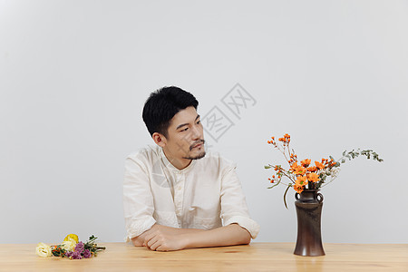 日式男性花艺师看插花作品背景图片