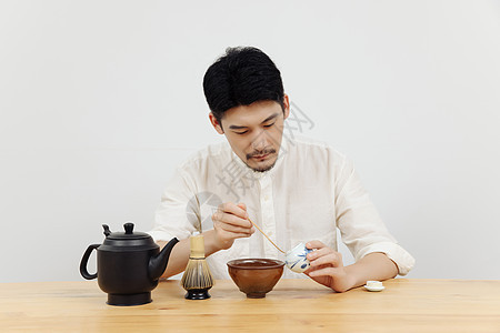 茶艺师使用茶勺取抹茶粉背景图片