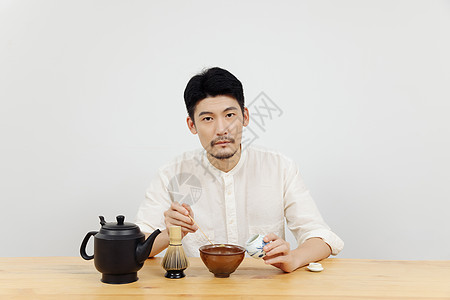 茶艺师使用茶勺取抹茶粉高清图片