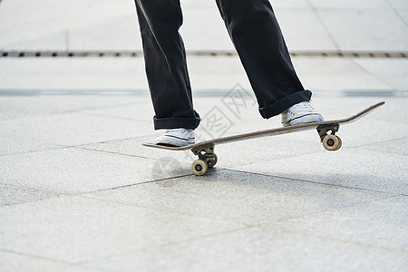 玩滑板的男性形象特写图片