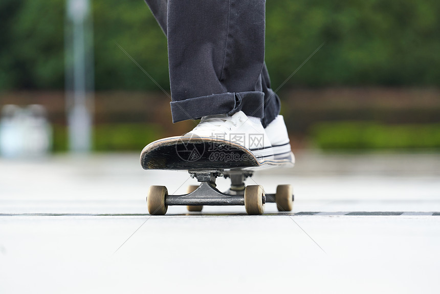 玩滑板的少年脚步局部特写图片