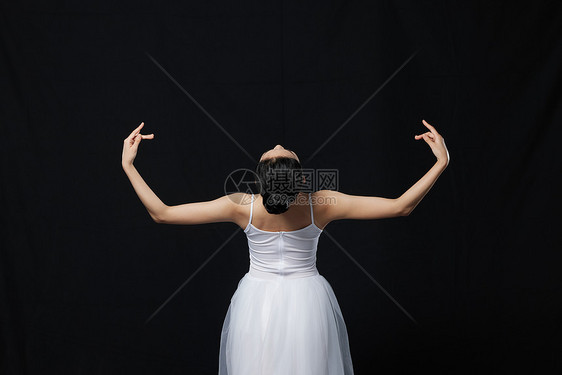 黑色背景跳舞的女性图片
