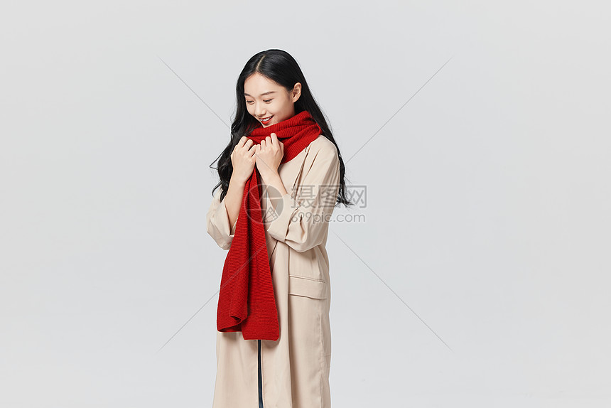 秋冬带着围巾保暖的年轻女性图片