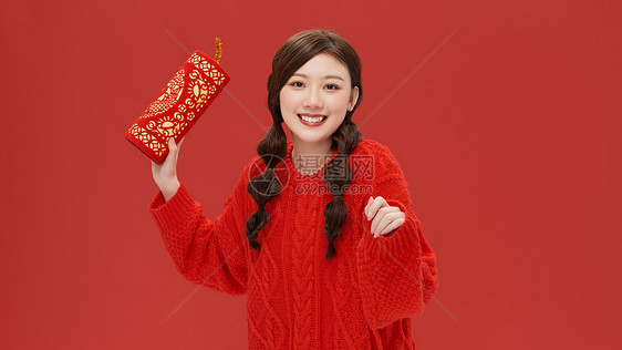 女性手拿鞭炮喜迎新年图片