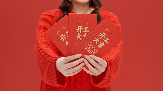 女性手拿红包青年女性手拿新年红包特写背景