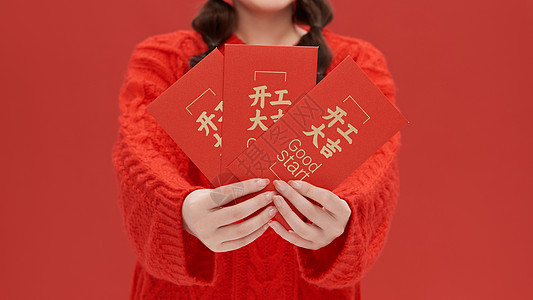 青年女性手拿新年红包特写图片