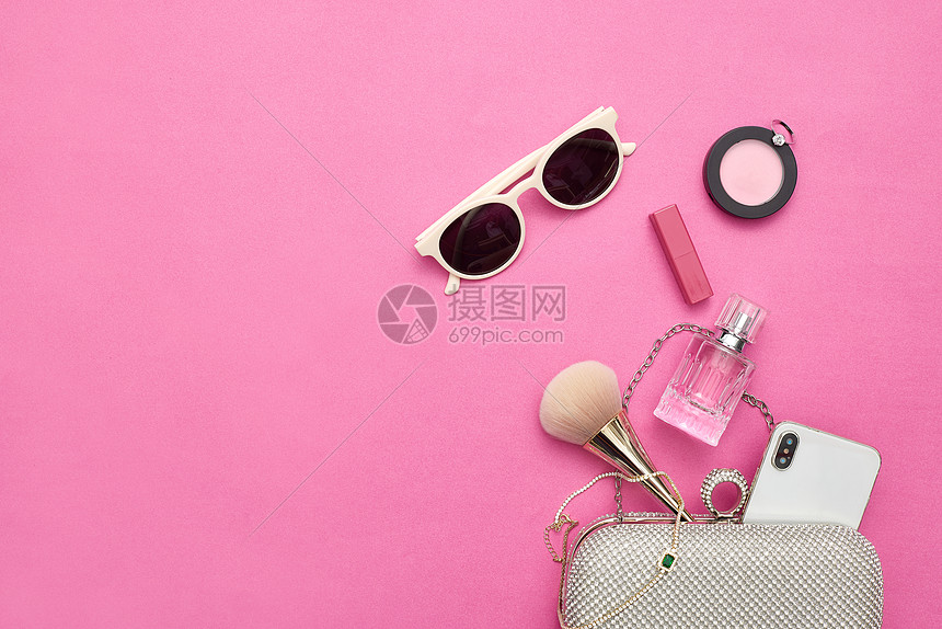 粉色背景随身携带物品图片