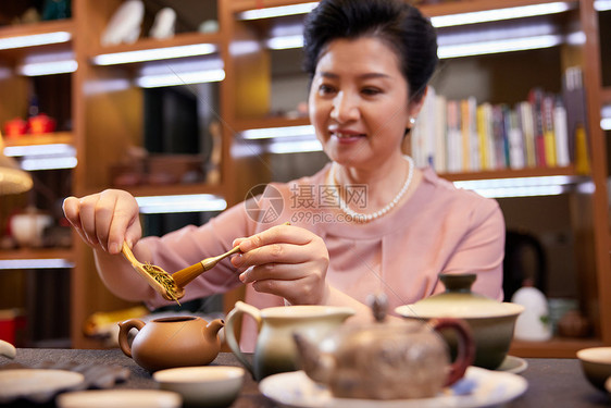 老年人在家泡茶饮茶图片