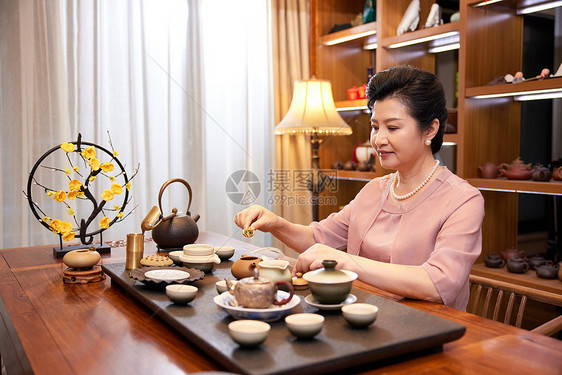 老年人在家泡茶饮茶图片