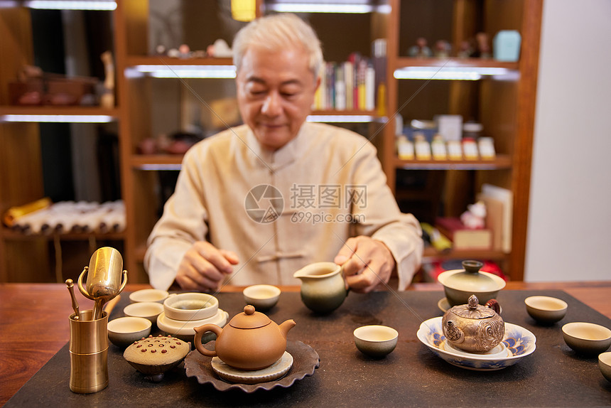 老年人在家泡茶饮茶图片
