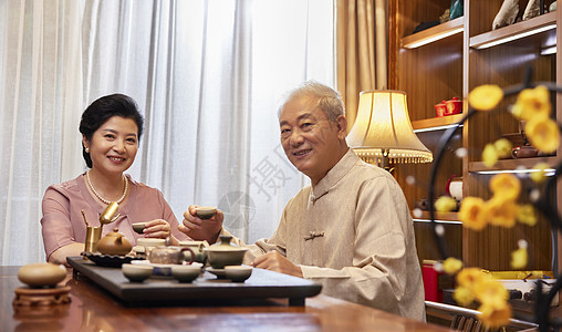 老年夫妻在家喝茶图片