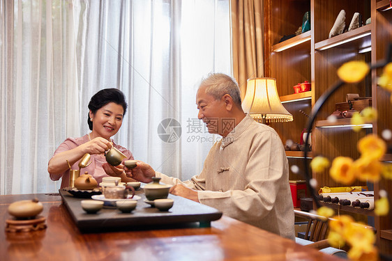 老年夫妻在家喝茶图片