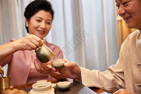 老年夫妻一起在家喝茶图片