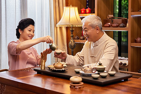 老年夫妻一起在家喝茶图片