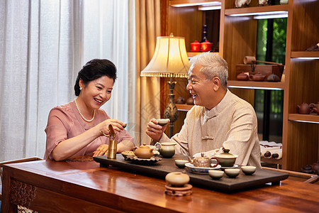 老年夫妻在家喝茶聊天图片
