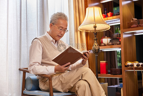晚年生活独居老人在家看书图片