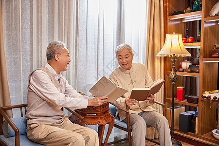 小说人素材男老友聚会一起看书阅读背景