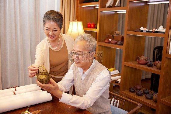 老年夫妻在家鉴赏古董图片