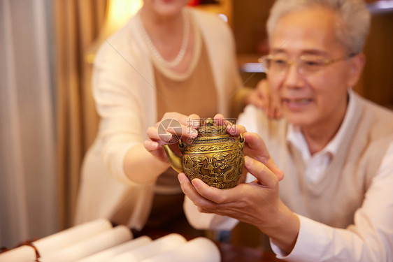 老年夫妻在家鉴赏古董图片