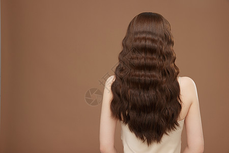 女性卷发背面展示高清图片
