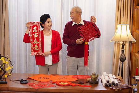 手拿春联和中国结的老年夫妇形象图片