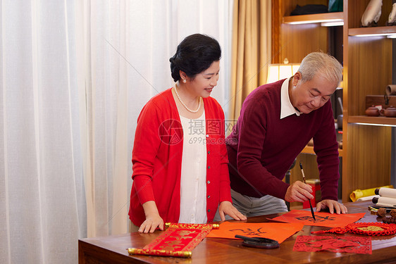 过年老年夫妻一起在家写福字图片