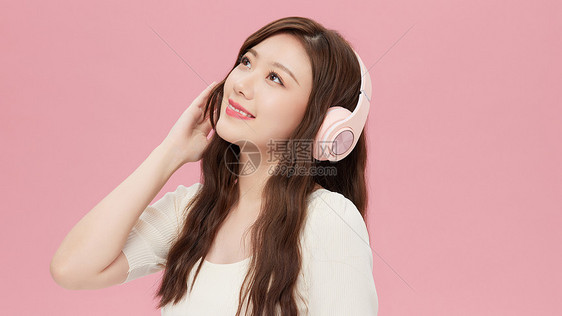 戴耳机听音乐的年轻女性图片