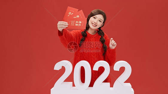 新年女性手拿红包跨年图片