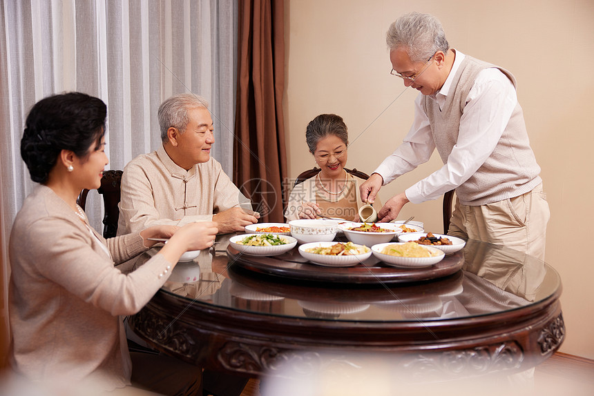 老友聚会吃饭喝茶图片