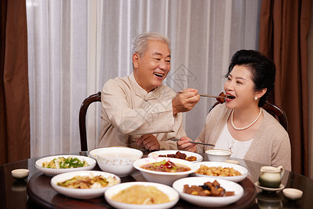老年夫妻甜蜜吃饭高清图片
