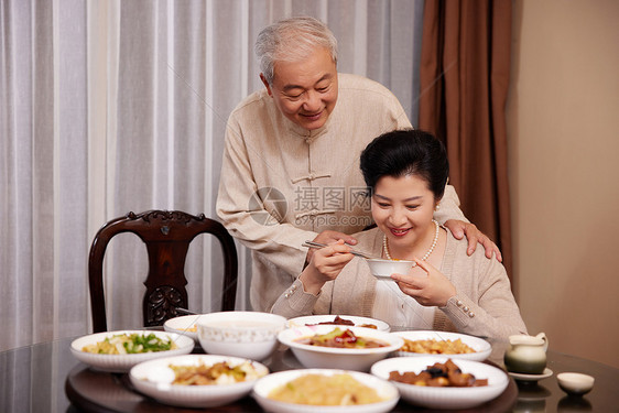 老年夫妻甜蜜吃饭图片